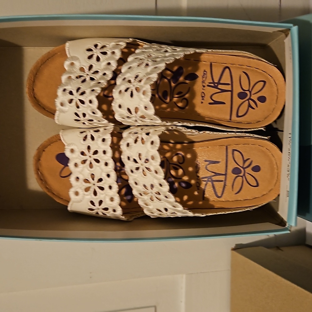 Womens white Sandels